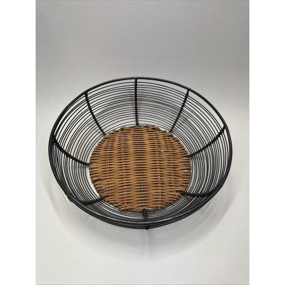 VTG Metal/Wicker Basket Fruit, Bread Basket, Decor, Keys Catch all.